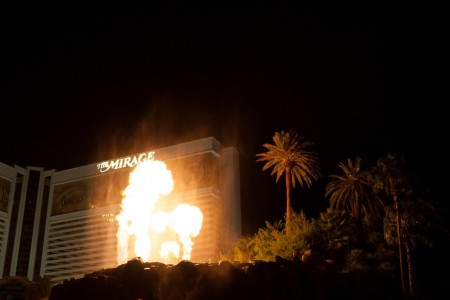 The Mirage hotel a jeho noční volcano show.