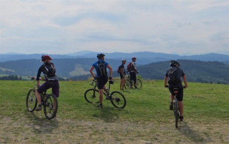 Bikeři a panorama.