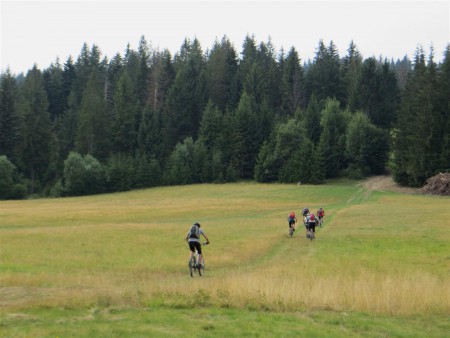 Bikeři na trase.