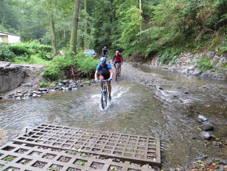 Správný biker jede všechny brody přes Záhořanský potok.