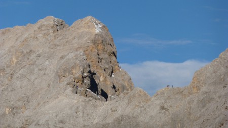 Tři lezci na hřebenu Jubiläumsgrat. Jdou z té skalky v levo, kteráž to vede od Zugspitze.