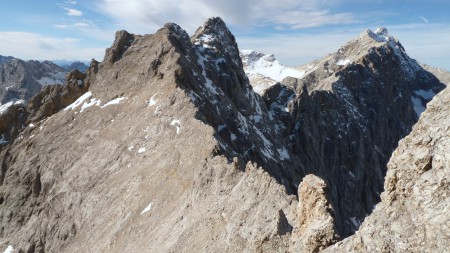 Pohled zpět. V pravo trasa z Zugspitze. V levo přes to sněžné políčko jsme přišli my. 