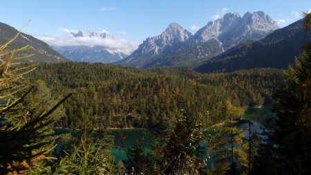 Panorama - v levo Zugspitze a v pravo už Rakouský masiv Miemingerkette.