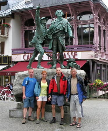 Vítejte v Chamonix a na našem výletu na vrchol Mont Blanc. Přéma, Magda, Mára a Míra s prvolezci J.Balmatem a M.Paccardem .