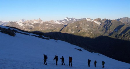 Chodci a panorama.