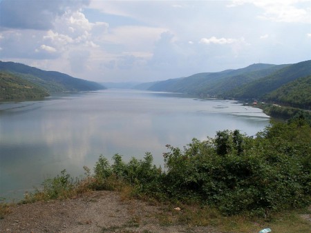 Pohled na Dunaj, který rozděluje Rumunský Banát od Srbska (to je z tohoto pohledu vlevo).