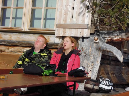 Tohle prostě musel Údržbář vyfotit :-). Zřejmě Rakouští lyžaři po obědě?
