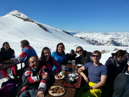 Obídek, žebírka, sluníčko, pivečko ... prostě pohoda na ski party s CK Voděnkou :-).