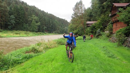 Bikeři v Sázavském údolí.