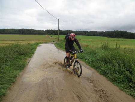 Hugo jede kaluž nekaluž a pořád na špici pelotonu :-).