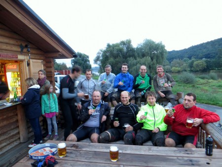 105 km v lijáku! Tohle je prostě bikový team snů! Z leva rozmazaný Roman, Míra, Nesmrtelný Míra, Rasťa, Údržbář, Mejstřa - dole z leva Paťas, Hugo z hor, Pačes a Venca alias Švagr.