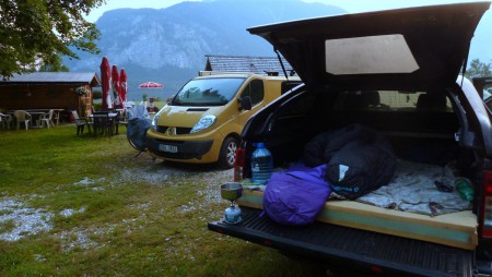 Náš nocleh na korbičce jsme letos vylepšili o pohodlnou matraci :-). Jinak 6tá ranní u jezera Hallstattersee.