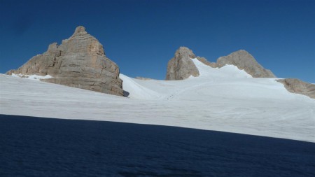 Davy turistů valí na Hoher Dachstein.