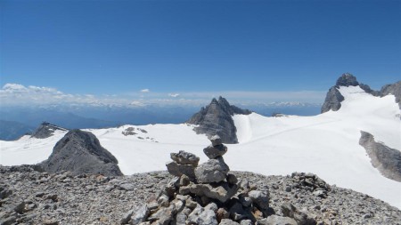Panorama pohled zpět na lanovku vlevo. Uprostřed vrchol Dirndln 2 832 m.n.m. a v pravo Hoher Dachstein 2  995 m.n.m.
