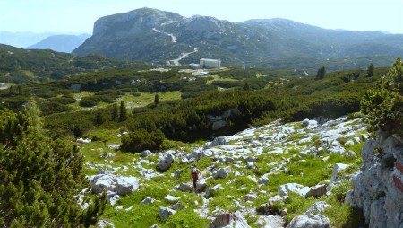 Poslední den valíme dolů. Snažíme se na čas chytit lanovku na Krippenstein. Nechce se nám totiž do dalšího kopce.