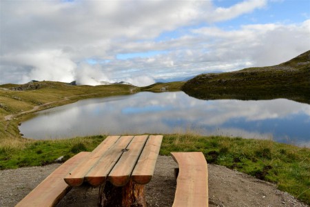 Panorama u horského jezírka.